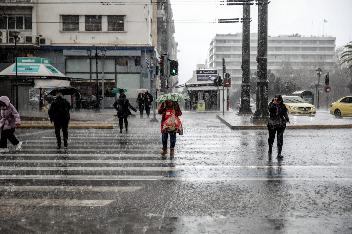 Καιρός: Χειμωνιάτικη Πρωτομαγιά με καταιγίδες, ψύχρα και ισχυρούς ανέμους – Πτώση της θερμοκρασίας