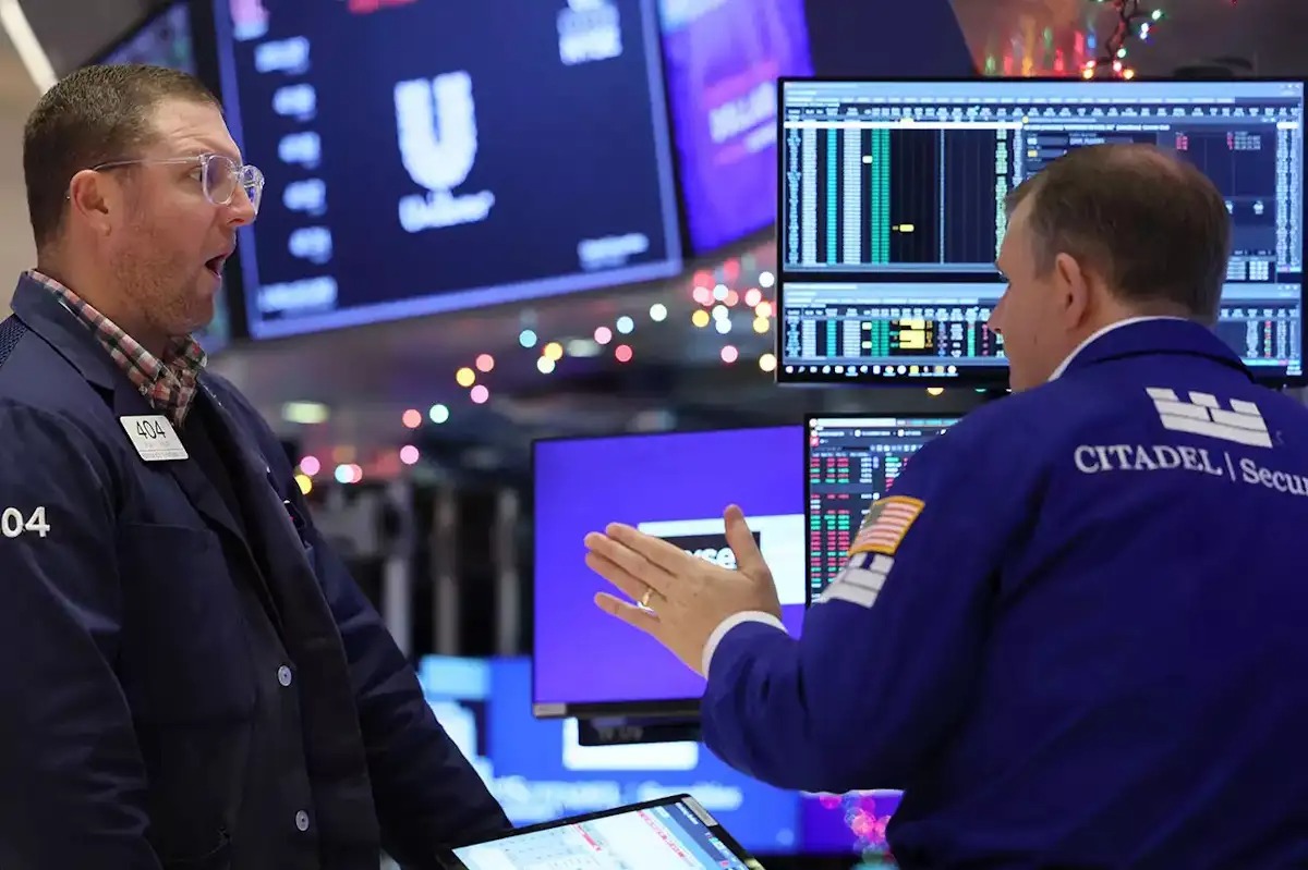 Wall Street: Σπάνε τα κοντέρ οι φήμες για τερματισμό του πολέμου – Έσπασε το όριο των 50.000 ο Dow Jones