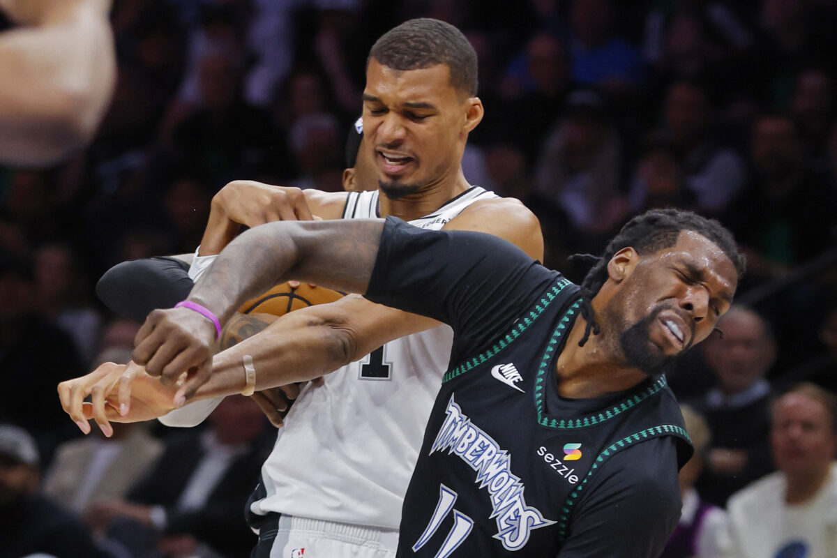 NBA Playoffs: Η αποβολή του Γουεμπανιάμα έφερε την ισοφάριση των Τίμπεργουλβς, οι Νικς «σκούπισαν» τους Σίξερς στα ημιτελικά