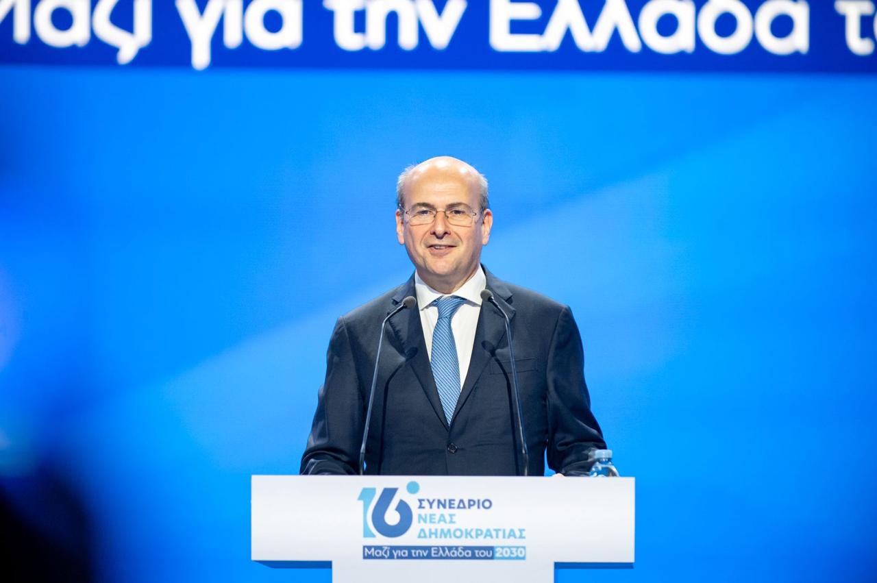 Συνέδριο ΝΔ – Χατζηδάκης: Αντιμετωπίζουμε μια πρόκληση που είναι εθνική, όχι κομματική