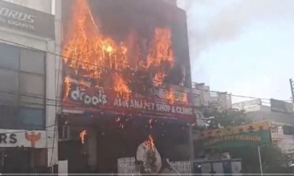 Ινδία: Τουλάχιστον 14 νεκροί από φωτιά σε εμπορικό κτίριο στο Λουκνάου
