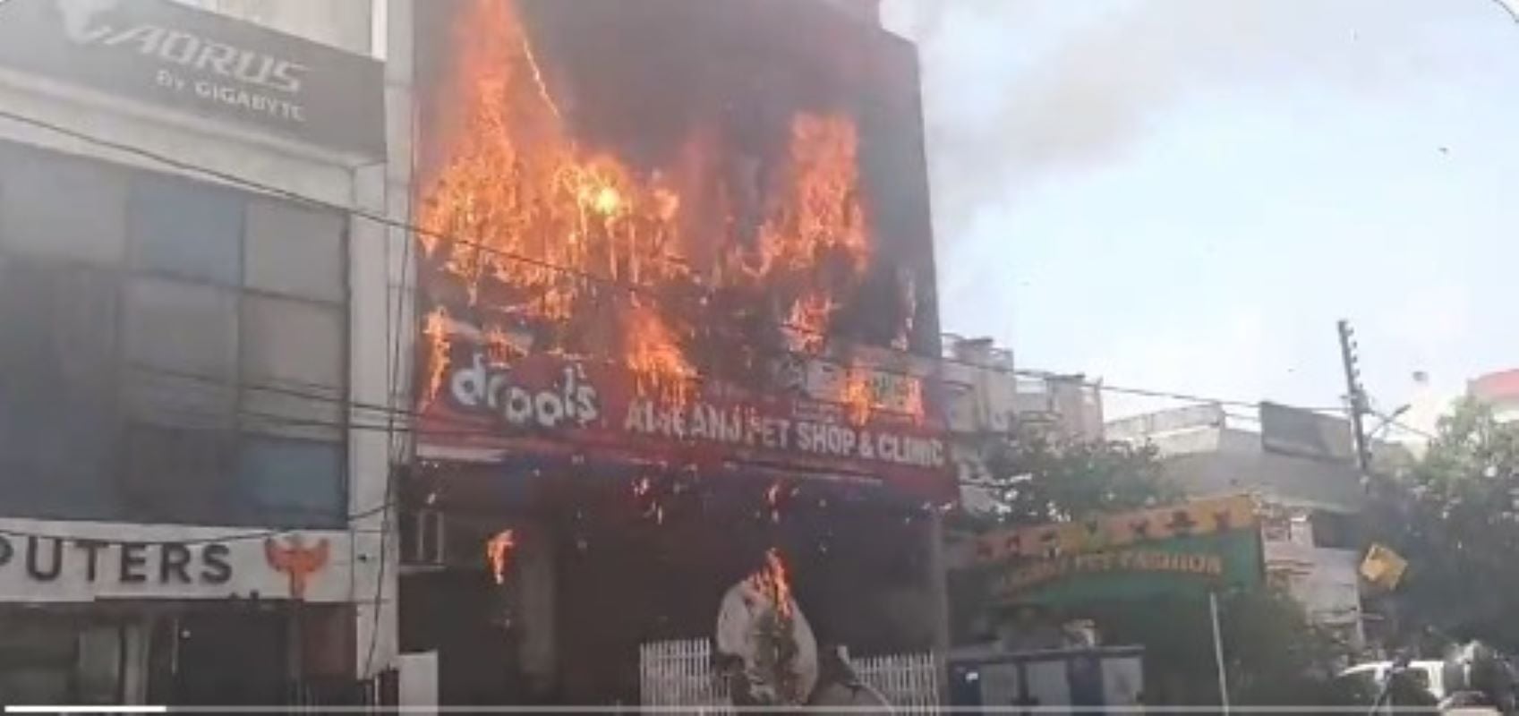 Ινδία: Τουλάχιστον 14 νεκροί από φωτιά σε εμπορικό κτίριο στο Λουκνάου