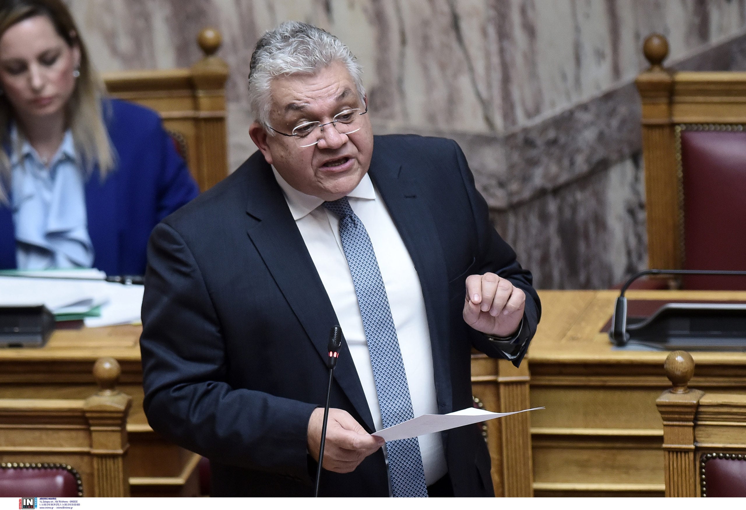 Νίκος Παπαϊωάννου: Κουκουλοφόροι σκόρπισαν φυλλάδια και τρικάκια έξω από το σπίτι του – «Δεν θα υποχωρήσω»