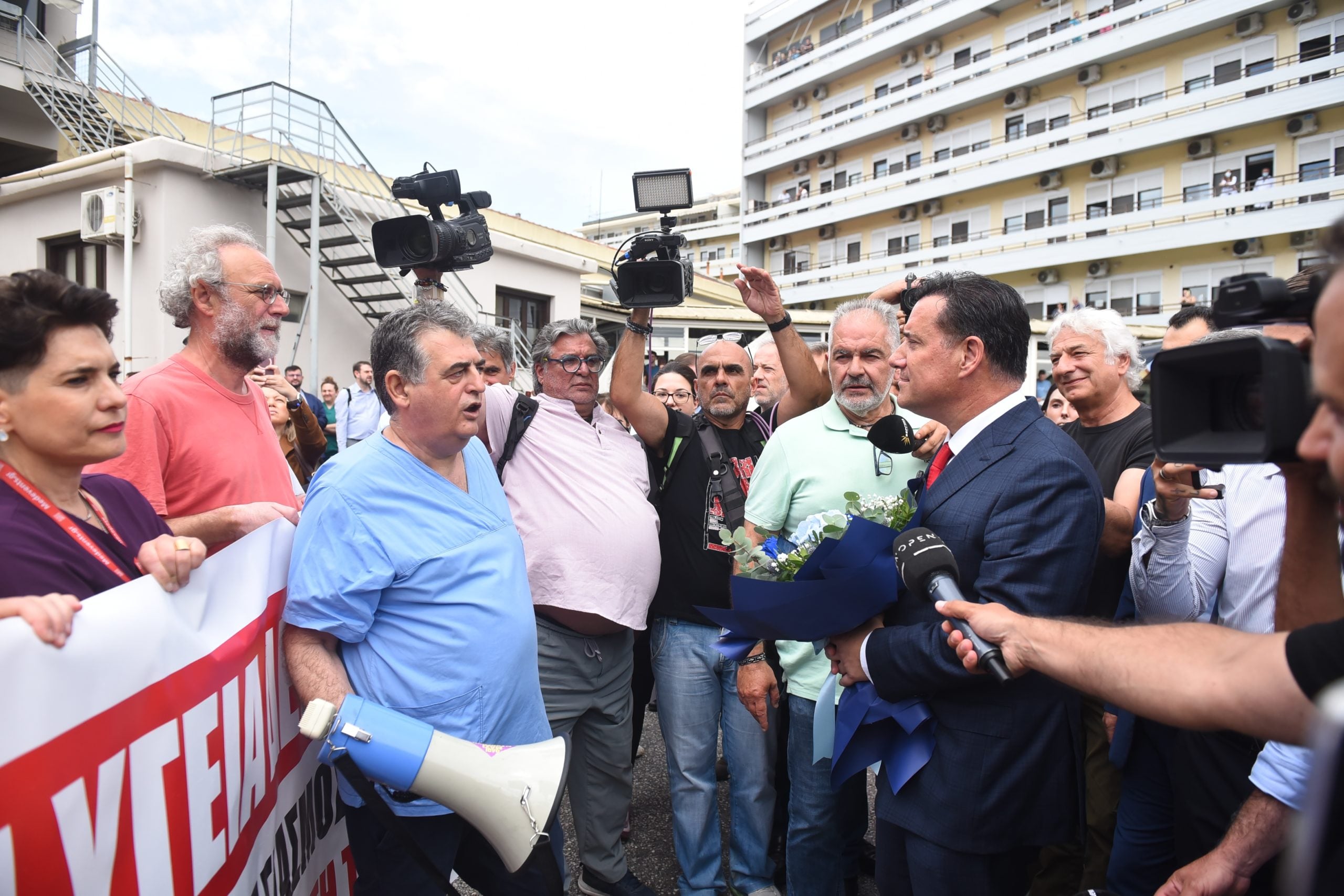 Άδωνις Γεωργιάδης: Ο διάλογος με εργαζόμενους έξω από το ΑΧΕΠΑ – «Είμαι ανεπιθύμητος;»