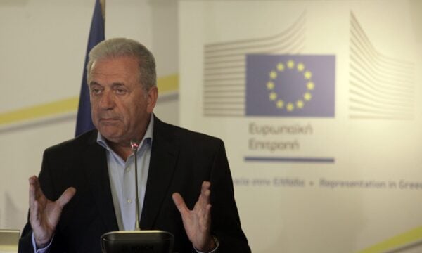 Κυβέρνηση και Δημήτρης Αβραμόπουλος: Μαρινάκης για το ένταλμα, η διαδικασία είναι απολύτως προβλεπόμενη