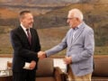Κακλαμάνης – Στουρνάρας: Ο διοικητής της Τράπεζας της Ελλάδος επέδωσε την Έκθεση για τη Νομισματική Πολιτική 2025-2026