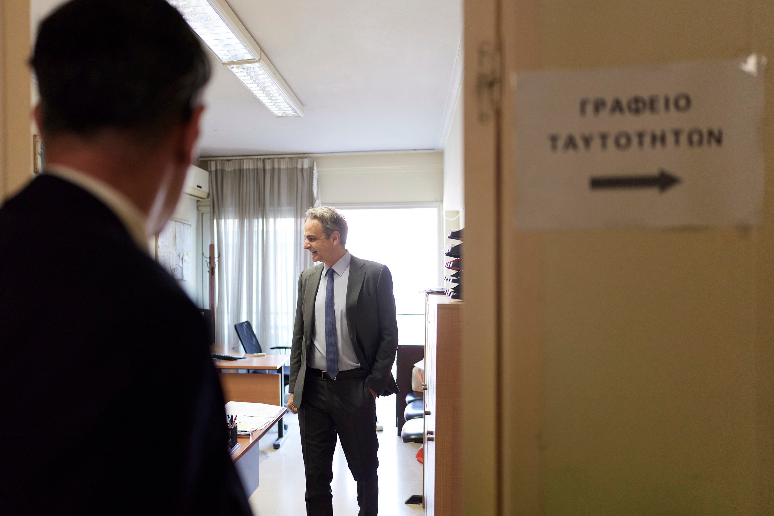 Κυριάκος Μητσοτάκης στο ΑΤ Συντάγματος για έκδοση νέας ταυτότητας 9 ΚΥΡΙΑΚΟΣ ΜΗΤΣΟΤΑΚΗΣ ΤΑΥΤΟΤΗΤΑ
