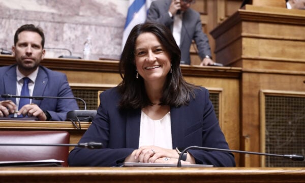 Νομοσχέδιο Κεραμέως: Νέα μέτρα για ίση αμοιβή ανδρών και γυναικών και μείωση μισθολογικού χάσματος