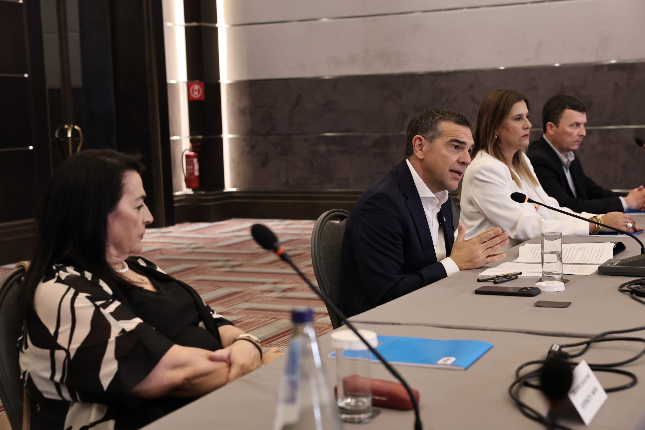 Τσίπρας στην πρώτη συνεδρίαση τομεαρχών: «Θα κάνουμε ό,τι περνάει από το χέρι μας, να μπορέσει η Συμπαράταξη να κάνει πράξη την πολιτική αλλαγή και την αλλαγή πολιτικής»