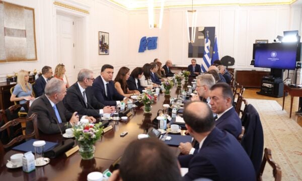 Μητσοτάκης στο Υπουργικό Συμβούλιο: Αναμένεται περαιτέρω πτώση της τιμής της βενζίνης στην αντλία