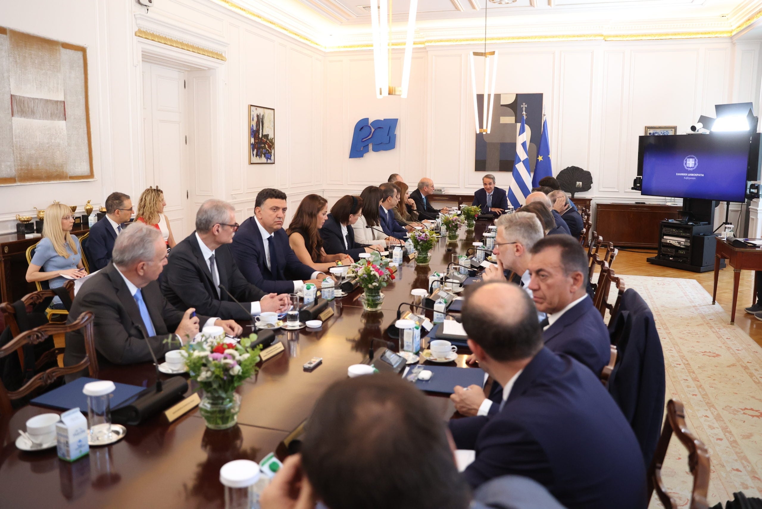 Μητσοτάκης στο Υπουργικό Συμβούλιο: Αναμένεται περαιτέρω πτώση της τιμής της βενζίνης στην αντλία