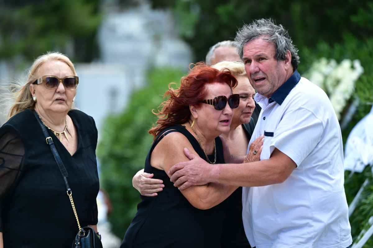 Μαίρη Ραζή στην κηδεία του συζύγου της: Υποβασταζόμενη από την κόρη της (Φωτογραφίες) 21 Μαίρη Ραζή: Ράκος στην κηδεία του συζύγου της - Υποβασταζόμενη από την κόρη της (Φωτογραφίες)