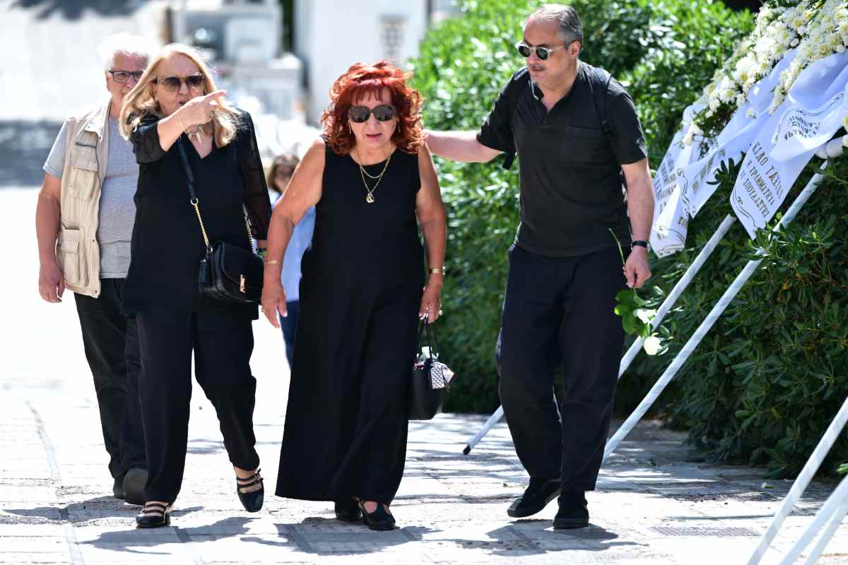 Μαίρη Ραζή στην κηδεία του συζύγου της: Υποβασταζόμενη από την κόρη της (Φωτογραφίες) 20 Μαίρη Ραζή: Ράκος στην κηδεία του συζύγου της - Υποβασταζόμενη από την κόρη της (Φωτογραφίες)