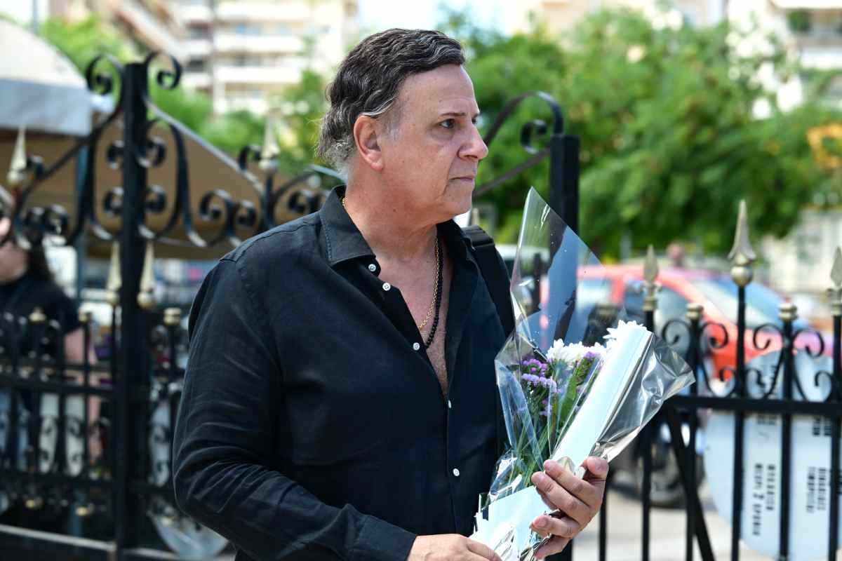 Μαίρη Ραζή στην κηδεία του συζύγου της: Υποβασταζόμενη από την κόρη της (Φωτογραφίες) 22 Μαίρη Ραζή: Ράκος στην κηδεία του συζύγου της - Υποβασταζόμενη από την κόρη της (Φωτογραφίες)