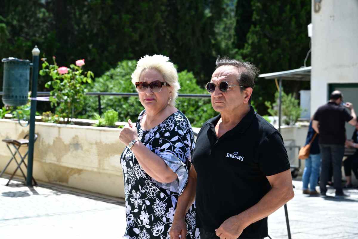 Μαίρη Ραζή στην κηδεία του συζύγου της: Υποβασταζόμενη από την κόρη της (Φωτογραφίες) 17 Μαίρη Ραζή: Ράκος στην κηδεία του συζύγου της - Υποβασταζόμενη από την κόρη της (Φωτογραφίες)