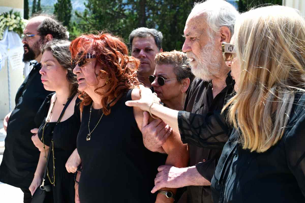 Μαίρη Ραζή στην κηδεία του συζύγου της: Υποβασταζόμενη από την κόρη της (Φωτογραφίες) 16 Μαίρη Ραζή: Ράκος στην κηδεία του συζύγου της - Υποβασταζόμενη από την κόρη της (Φωτογραφίες)