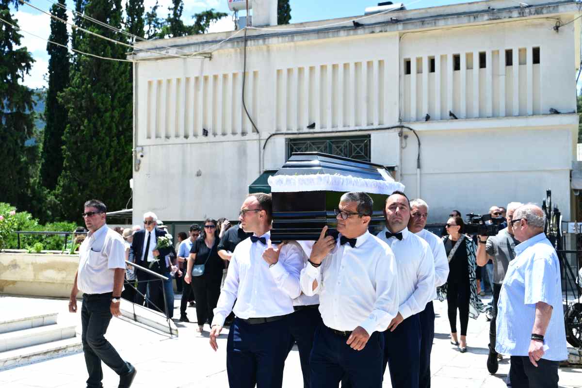 Μαίρη Ραζή στην κηδεία του συζύγου της: Υποβασταζόμενη από την κόρη της (Φωτογραφίες) 15 Μαίρη Ραζή: Ράκος στην κηδεία του συζύγου της - Υποβασταζόμενη από την κόρη της (Φωτογραφίες)