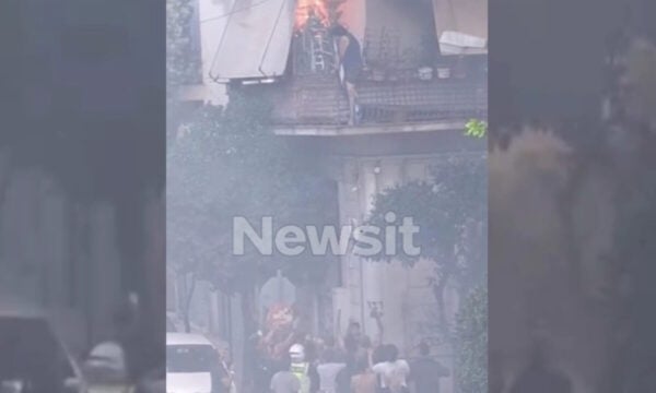 Καλλιθέα: Το συγκλονιστικό «ευχαριστώ» της 75χρονης που σώθηκε από τις φλόγες πηδώντας πάνω στον κόσμο