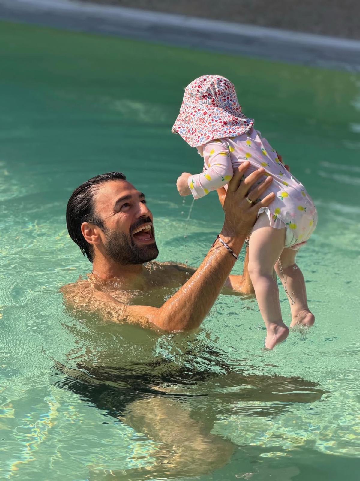 Ανδρέας Γεωργίου: Η ανάρτηση για την πρώτη Γιορτή του ως μπαμπάς – «Και σε σένα, πατέρα, όπου κι αν αρμενίζεις τώρα…» 8 Ο Ανδρέας Γεωργίου με την κόρη του