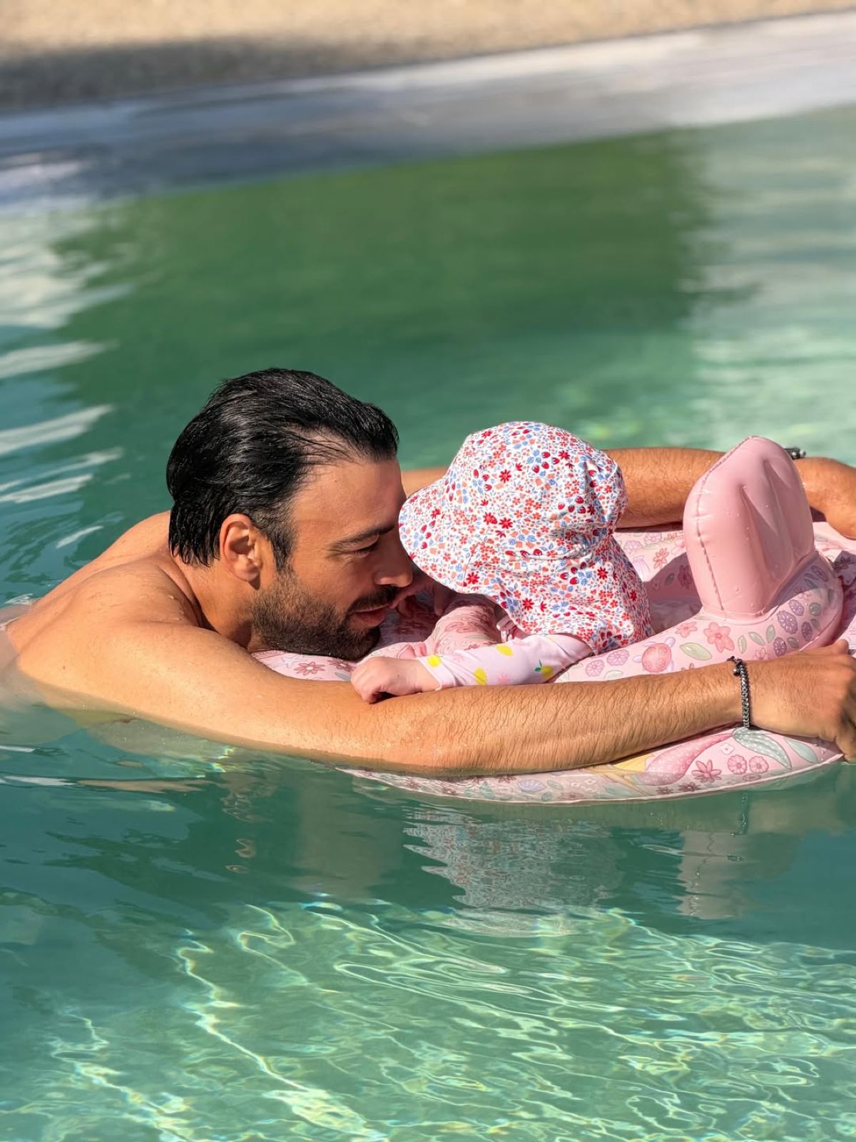 Ανδρέας Γεωργίου: Η ανάρτηση για την πρώτη Γιορτή του ως μπαμπάς – «Και σε σένα, πατέρα, όπου κι αν αρμενίζεις τώρα…» 9 Ο Ανδρέας Γεωργίου με την κόρη του