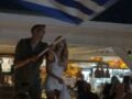 Αθηνά Οικονομάκου – Μπρούνο Τσερέλα: Νέο γλέντι στην Πάρο μια μέρα μετά τον γάμο, με συρτάκι και την ελληνική σημαία