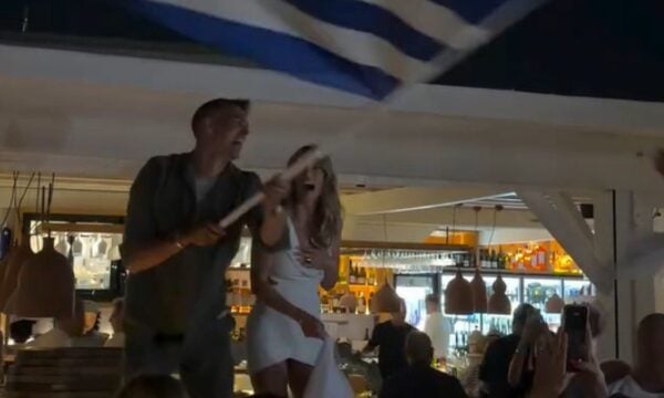 Αθηνά Οικονομάκου – Μπρούνο Τσερέλα: Νέο γλέντι στην Πάρο μια μέρα μετά τον γάμο, με συρτάκι και την ελληνική σημαία