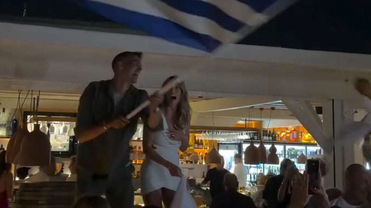 Αθηνά Οικονομάκου – Μπρούνο Τσερέλα: Νέο γλέντι στην Πάρο μια μέρα μετά τον γάμο, με συρτάκι και την ελληνική σημαία