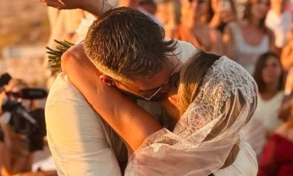 Αθηνά Οικονομάκου: Το φιλί μετά την τελετή και οι λεπτομέρειες της δεξίωσης – το μενού και η μπομπονιέρα