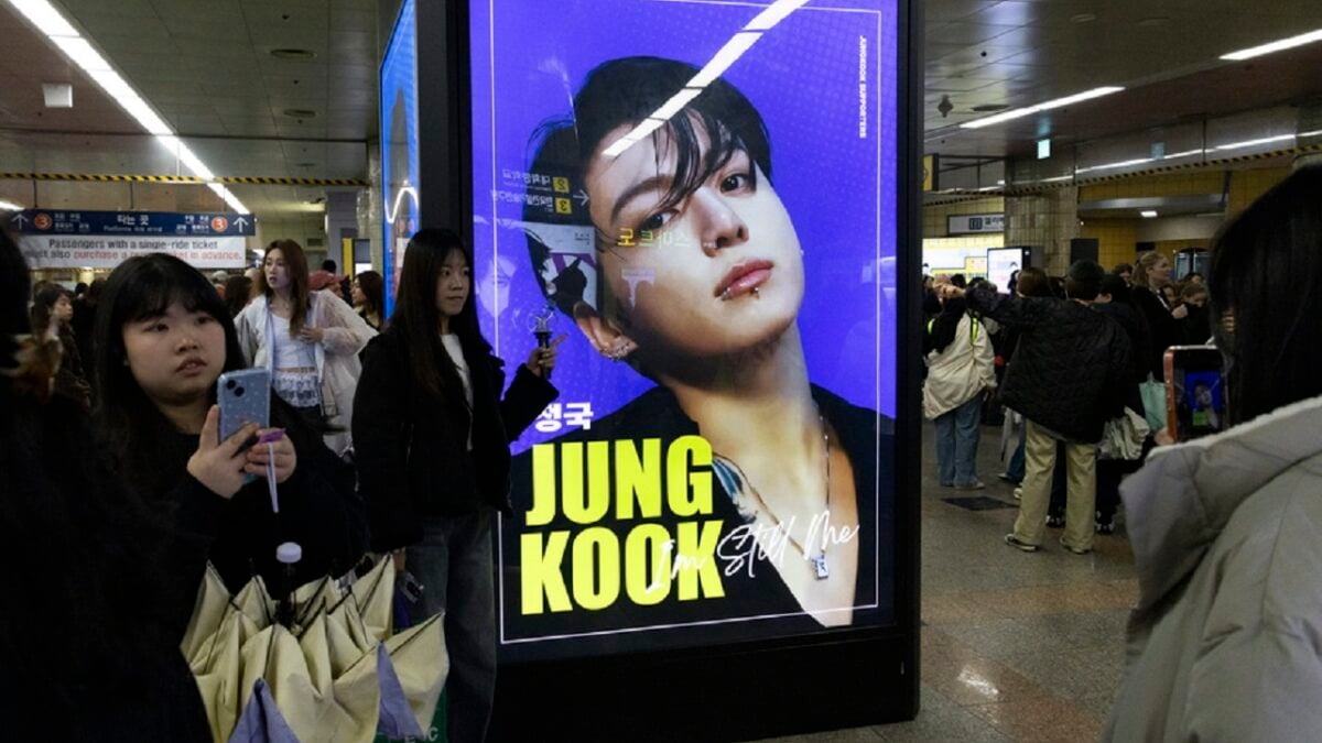 Jungkook: Θαυμάστρια του σταρ των BTS κινδυνεύει με απέλαση από τη Νότια Κορέα – Χτύπησε 133 φορές το κουδούνι του σπιτιού του 1 Jungkook: Θαυμάστρια του σταρ των BTS κινδυνεύει με απέλαση από τη Νότια Κορέα – Χτύπησε 133 φορές το κουδούνι του σπιτιού του