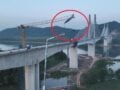 Κίνα: Αλεξιπτωτιστής πλαγιάς παγιδεύτηκε σε γερανό ύψους 60 μέτρων – Βίντεο