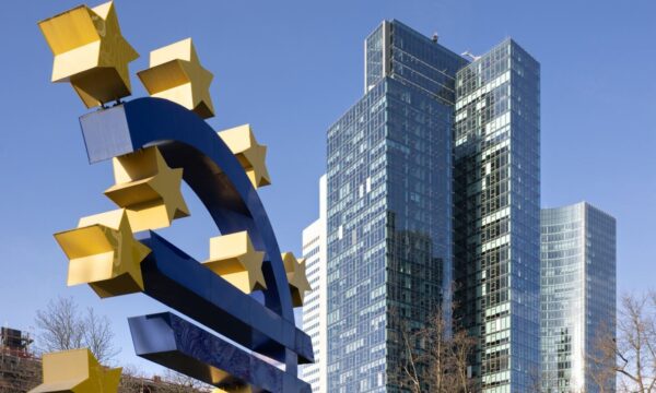 Η ΕΚΤ αυξάνει τα επιτόκια και πλήττει δάνεια, ακίνητα και νοικοκυριά