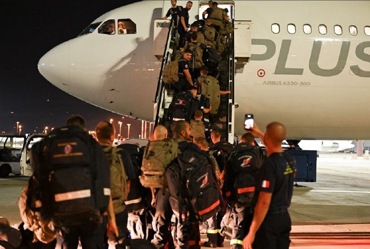 Μέλη γαλλικής ομάδας έρευνας και διάσωσης αναχωρούν για τη Βενεζουέλα, προκειμένου να συνδράμουν στις επιχειρήσεις μετά τους φονικούς σεισμούς. (Reuters)