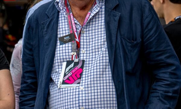 Πασίγνωστος παρουσιαστής διαγνώσθηκε με επιθετικής μορφής καρκίνο – Η στιγμή που το αποκαλύπτει (Βίντεο)