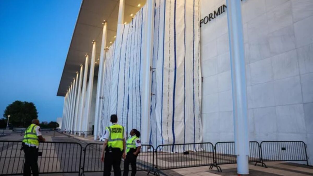ΗΠΑ: Αφαιρέθηκε το όνομα του Τραμπ από το Κέντρο Κένεντι έπειτα από δικαστική απόφαση – Βίντεο με τα χειροκροτήματα πολιτών 1 ΗΠΑ: Αφαιρέθηκε το όνομα του Τραμπ από το Κέντρο Κένεντι έπειτα από δικαστική απόφαση – Βίντεο με τα χειροκροτήματα πολιτών