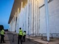 ΗΠΑ: Αφαιρέθηκε το όνομα του Τραμπ από το Κέντρο Κένεντι έπειτα από δικαστική απόφαση – Βίντεο με τα χειροκροτήματα πολιτών