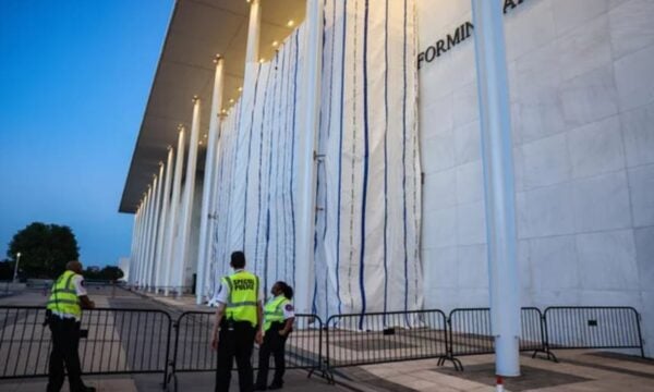 ΗΠΑ: Αφαιρέθηκε το όνομα του Τραμπ από το Κέντρο Κένεντι έπειτα από δικαστική απόφαση – Βίντεο με τα χειροκροτήματα πολιτών