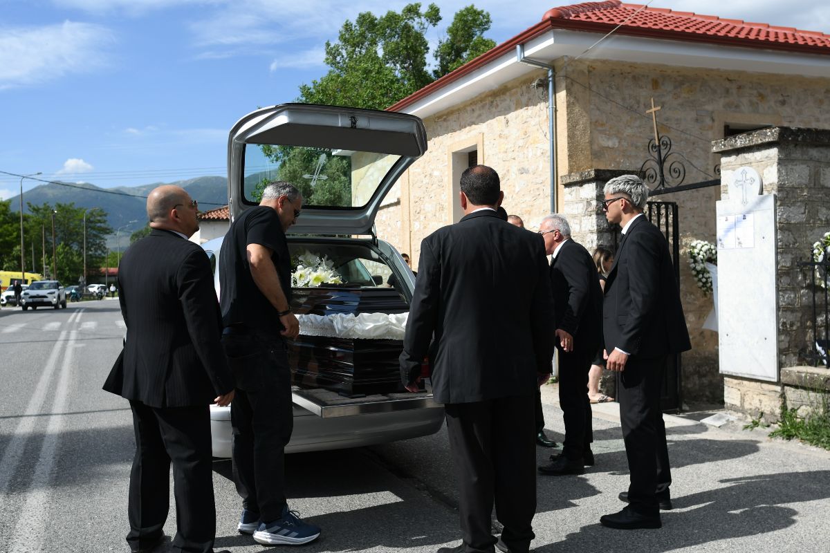 Μάριος Οικονόμου: Συγκλονισμός στην τελετή αποχαιρετισμού στα Ιωάννινα – Δείτε εικόνες 16 Κηδεία Μάριος Οικονόμου