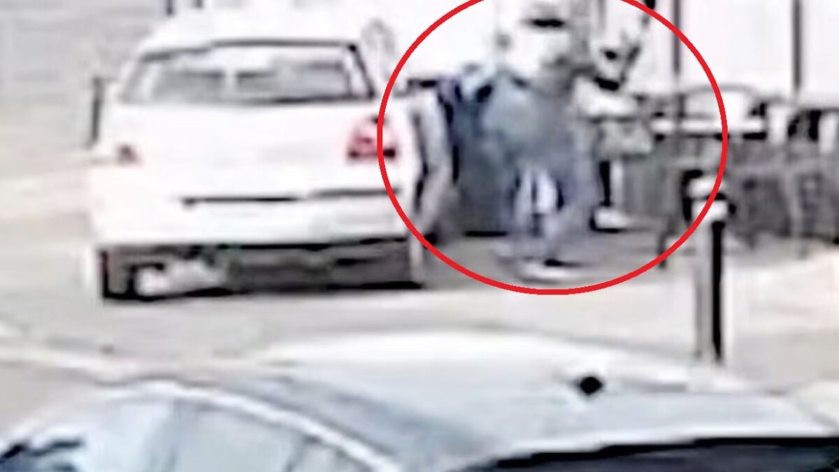 Βίντεο-σοκ: 51χρονος παρέσυρε γυναίκα με αυτοκίνητο και της επιτέθηκε με ρόπαλο – Είχε εμμονή μαζί της 1 Βίντεο-σοκ: 51χρονος παρέσυρε γυναίκα με αυτοκίνητο και της επιτέθηκε με ρόπαλο – Είχε εμμονή μαζί της