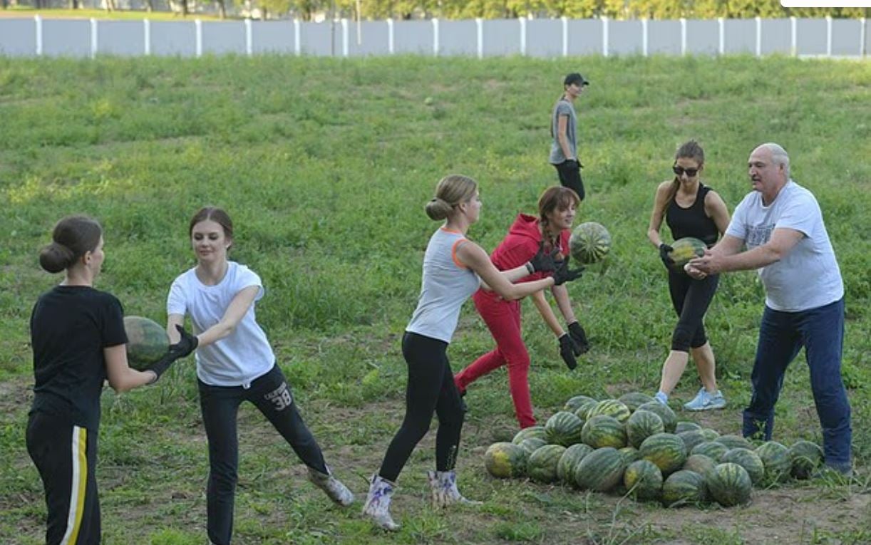 Λουκασένκο: Οι «ερωμένες» του Προέδρου της Λευκορωσίας διορίζονται σε κρατικές θέσεις – Το «Τάγμα των Καρπουζιών» από καλλονές 13 Λουκασένκο: Οι «ερωμένες» του Προέδρου της Λευκορωσίας διορίζονται σε κρατικές θέσεις – Το «Τάγμα των Καρπουζιών» από καλλονές