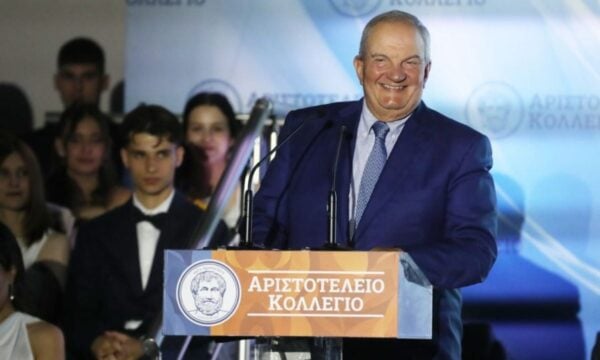 Καραμανλής στους νέους: «Το νου σας σε όσους είναι υπερβολικά ερωτευμένοι με τον εαυτό τους, με το χρήμα, με την εξουσία» – Βίντεο