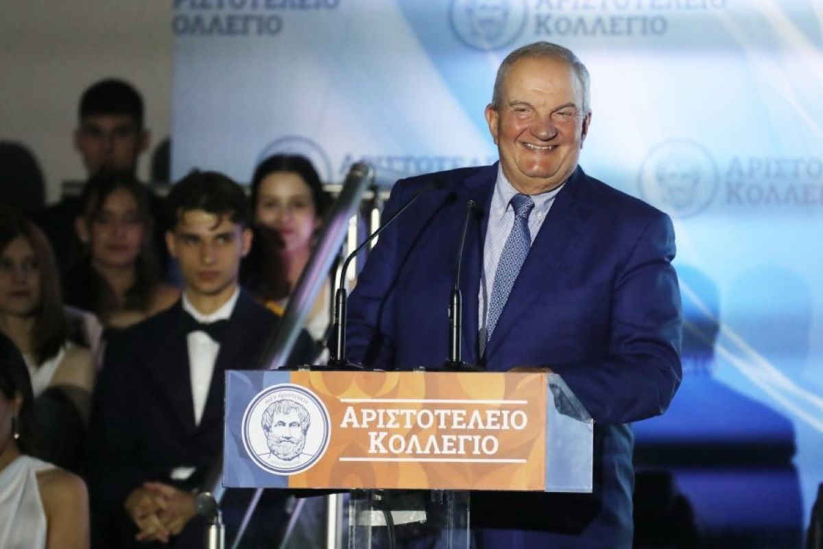 Καραμανλής στους νέους: «Το νου σας σε όσους είναι υπερβολικά ερωτευμένοι με τον εαυτό τους, με το χρήμα, με την εξουσία» – Βίντεο