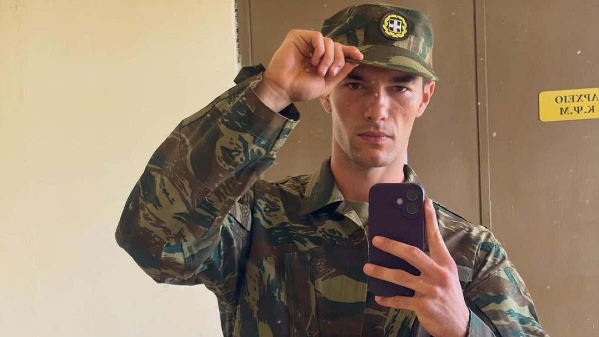 Νίκος Κοσώνας: Ο ηθοποιός κατατάχθηκε στον στρατό – Πρώτες εικόνες από το κέντρο εκπαίδευσης