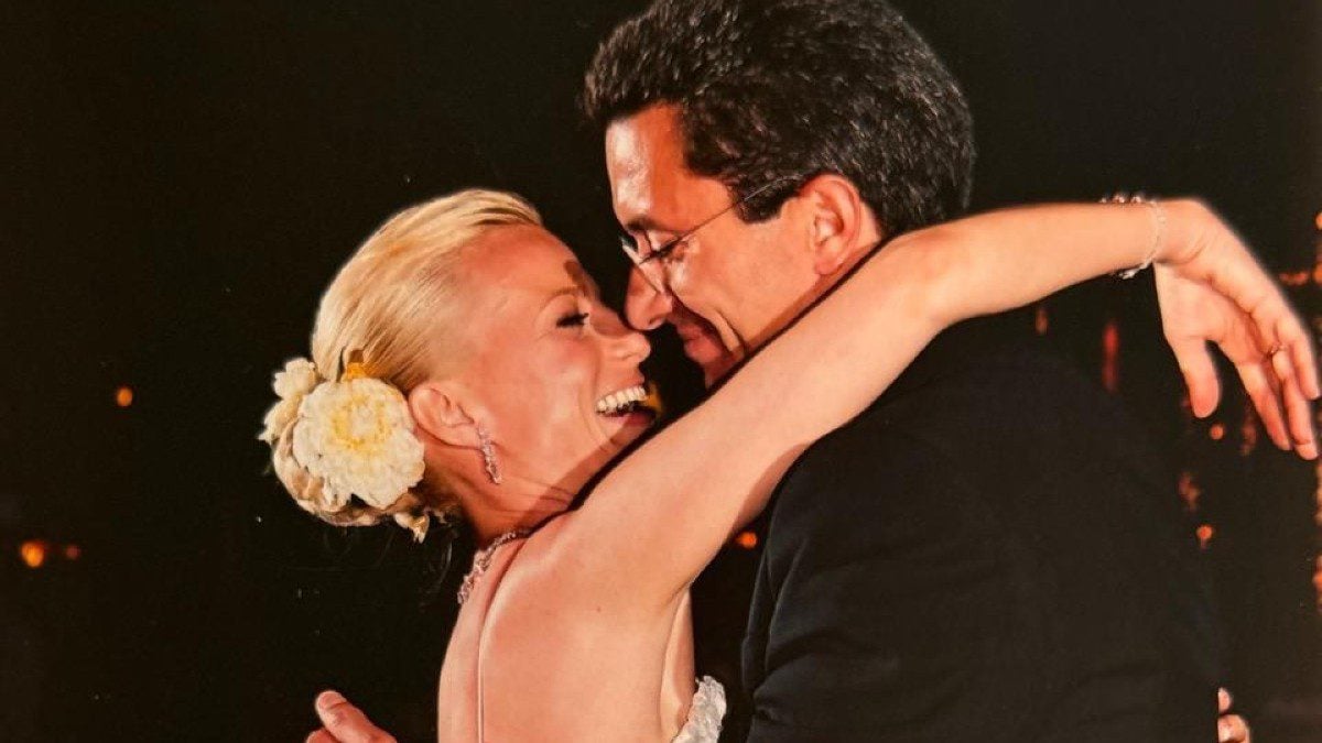 Νίκος Χατζηνικολάου: «22 χρόνια μετά, σε αγαπώ περισσότερο» – Σπάνια εξομολόγηση για τη σύζυγό του