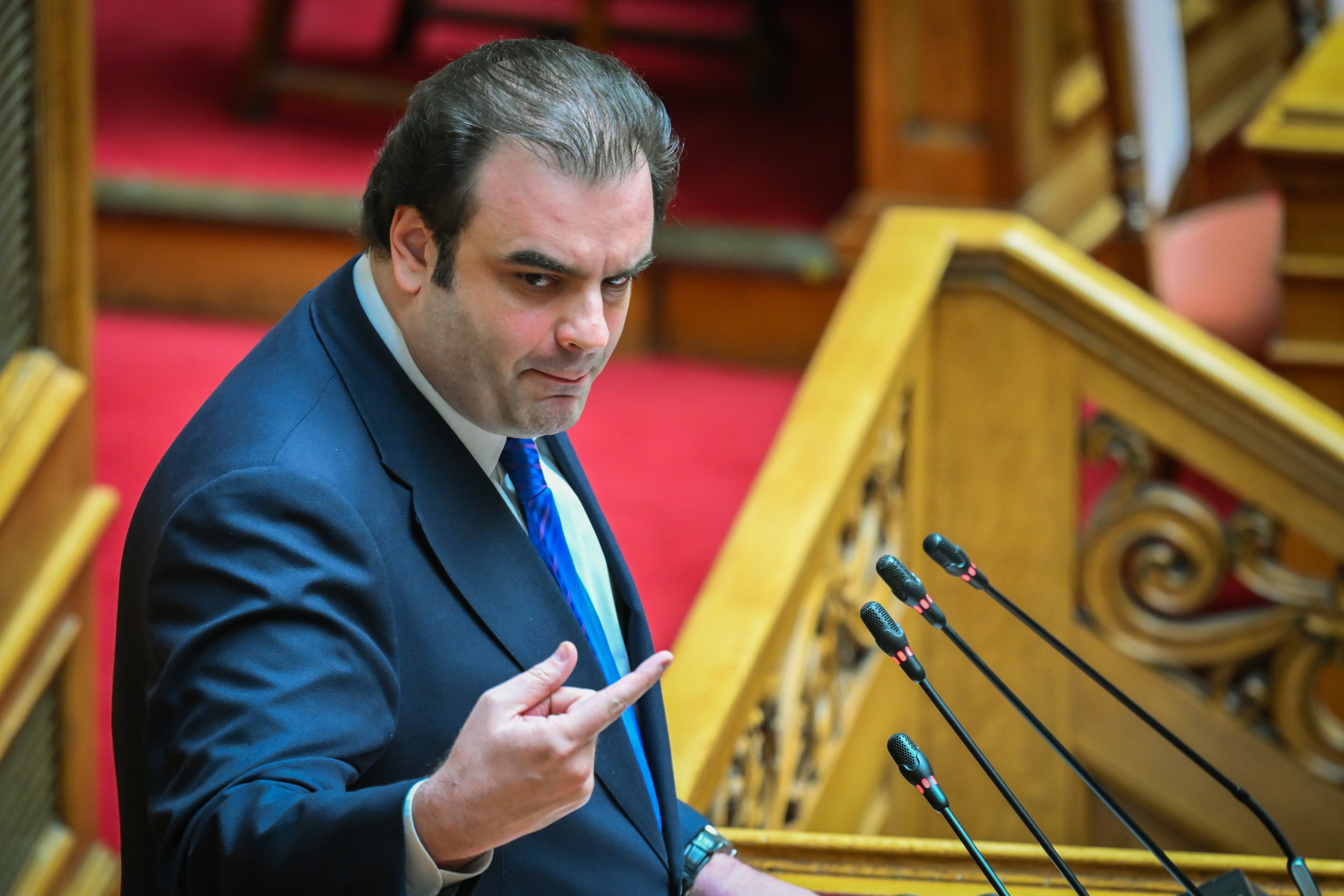 Πιερρακάκης σε Φάμελλο στη Βουλή: «Είστε οφσάιντ, κουνάτε και τα γκολπόστ»