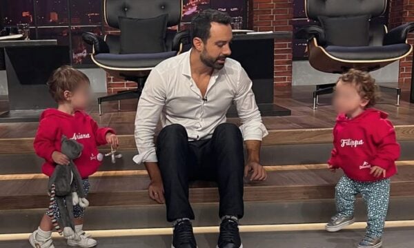 Σάκης Τανιμανίδης: Οι δίδυμες κόρες του στο πλατό του Dragons’ Den (Βίντεο)