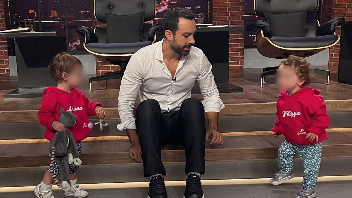 Σάκης Τανιμανίδης: Οι δίδυμες κόρες του στο πλατό του Dragons’ Den (Βίντεο)