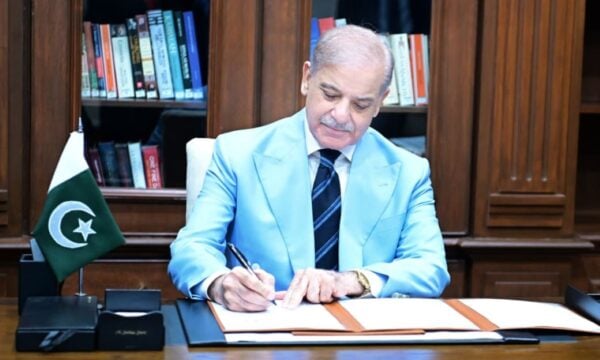 Πακιστάν: Η ιστορική συμφωνία ΗΠΑ-Ιράν σφραγίστηκε με την υπογραφή του Σεχμπάζ Σαρίφ ως διαμεσολαβητή
