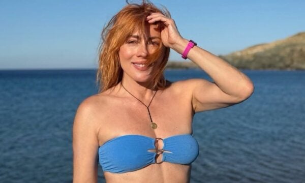 Σμαράγδα Καρύδη: Νέα εμφάνιση με μπικίνι και άψογη φόρμα