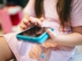 Σχολεία σε αυτή τη χώρα σπάνε με σφυριά τα κινητά των μαθητών – Vid