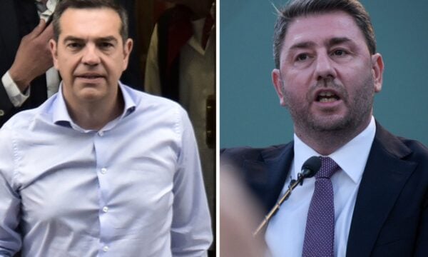 Ανδρουλάκης και Τσίπρας σε υψηλούς προεκλογικούς τόνους στη μάχη για τη δεύτερη θέση και την πλειοδοσία παροχών